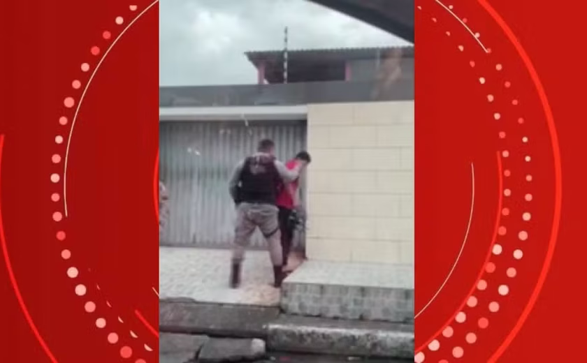 Policial militar agride entregador durante abordagem no Santos Dumont, em Maceió
