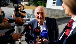 Blatter diz que pagamento de Platini foi 'acordo de cavalheiros'