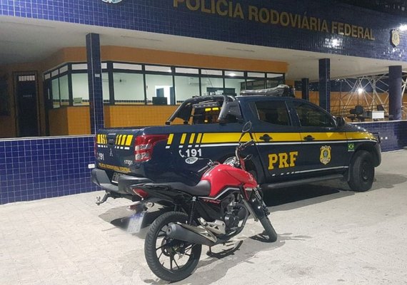 PRF recupera motocicleta roubada e prende homem por crime de receptação no Sertão