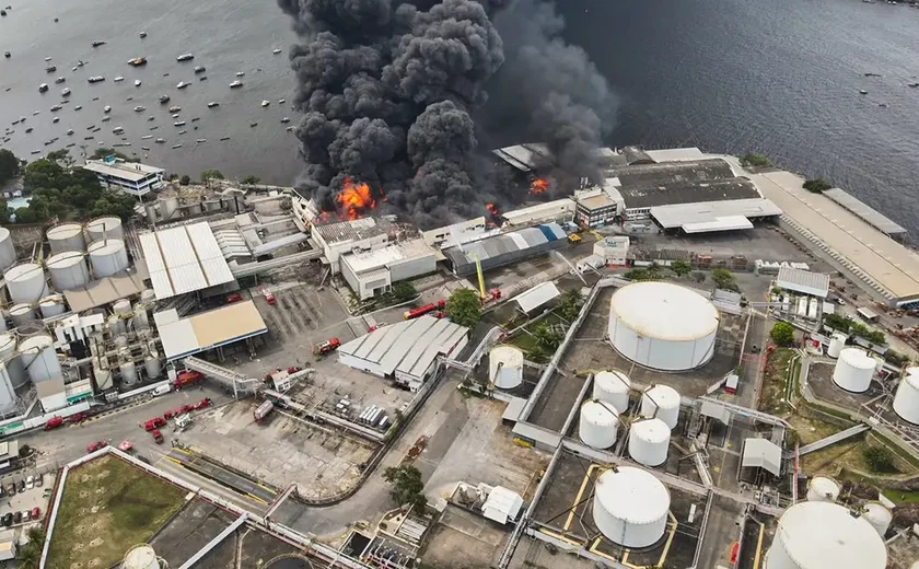 Incêndio atinge fábrica de óleo no Rio de Janeiro