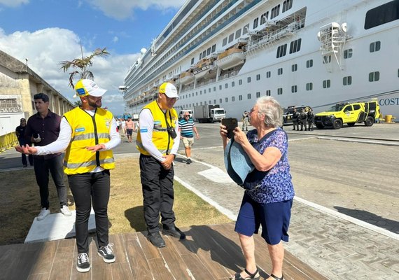 Agentes bilíngues do Ronda no Bairro recepcionam turistas no Porto de Maceió