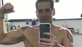 Reconhece? Leandro Hassum posa sem camisa e exibe braços musculosos