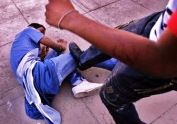 Tio e sobrinho suspeitos de roubo são espancados por populares em Arapiraca