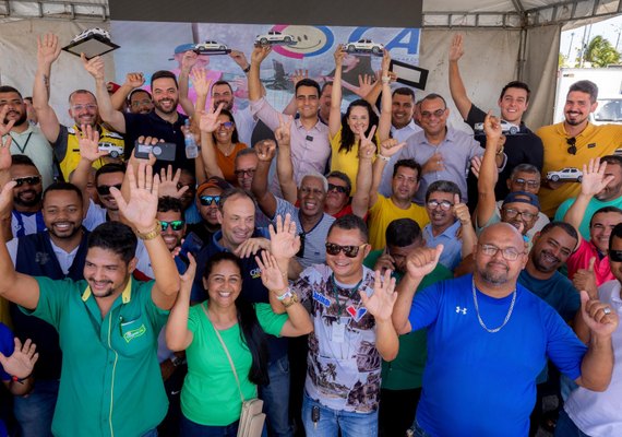 Prefeito JHC sanciona lei do novo regulamento e redução de taxas para taxistas