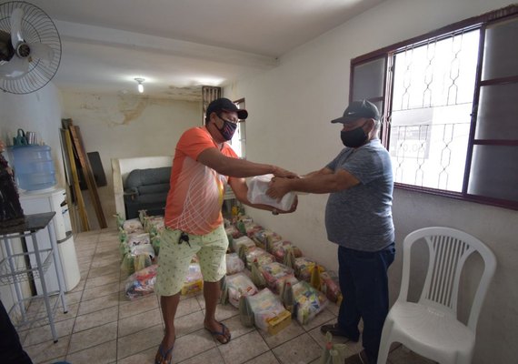 Trabalhadores do transporte complementar recebem cestas básicas e kits de limpeza