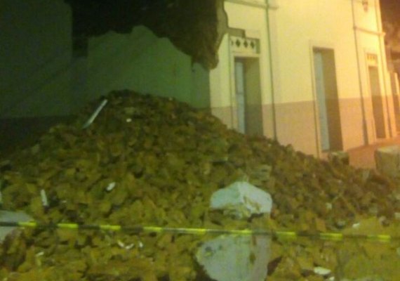 Por conta das fortes chuvas, torre de igreja desaba em Atalaia