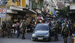 Operação em comunidades do Rio mobiliza mais de mil agentes