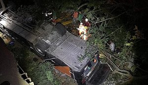 Ônibus cai de ponte e deixa mortos e feridos na BR-116, em Minas Gerais