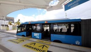 Policial militar é esfaqueada durante assalto em BRT no Rio de Janeiro