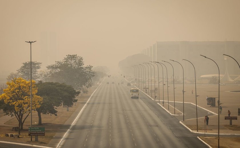 Brasília amanhece coberta de fumaça pelo segundo dia seguido