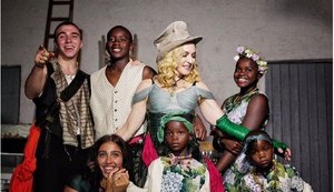 Madonna posa pela primeira vez com seus seis filhos