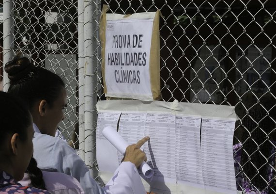 Mais de 15 mil médicos participam do Revalida neste domingo (6)