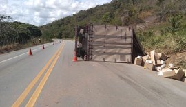 Carreta tomba na BR-104 e condutor fica ferido