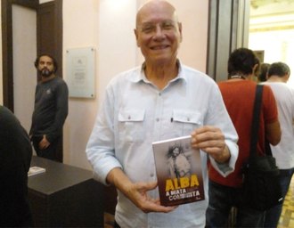 Lançamento de livro sobre Alba Correia reúne autoridades e emociona público em Maceió