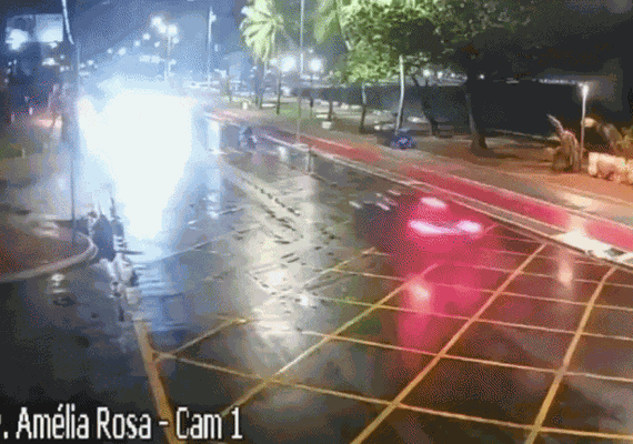Vídeo mostra BMW invadindo calçada e derrubando coqueiro na orla de Maceió