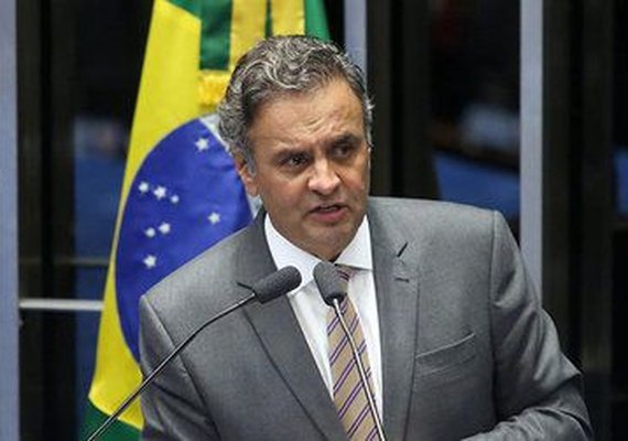 Aécio se mantém licenciado, mas diz que não renuncia à presidência do PSDB