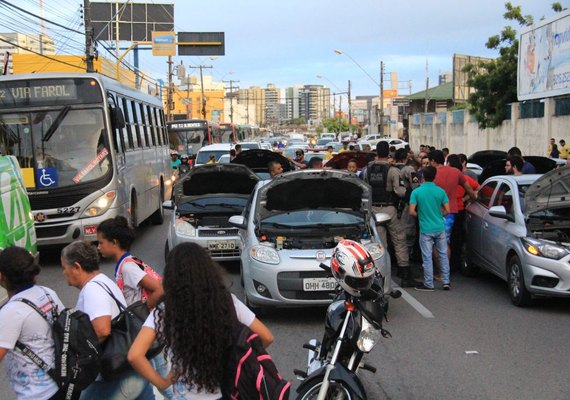Motoristas fecham Porto de Maceió contra alta no preço dos combustíveis