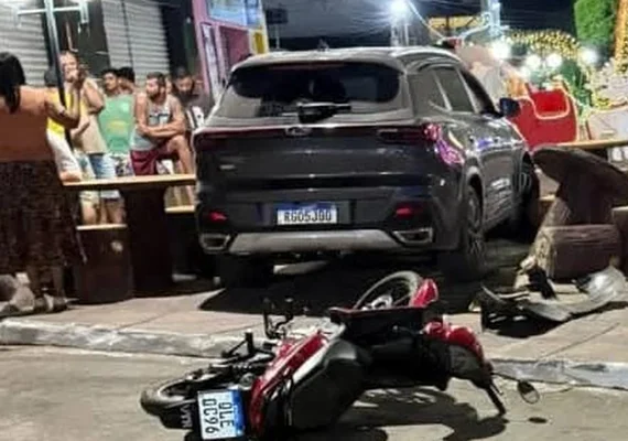 Carro invade calçadão e causa destruição em Feira Grande