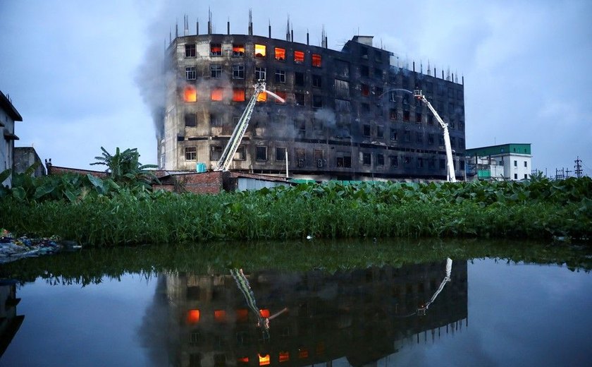 Mais de 50 morrem em incêndio em fábrica em Bangladesh