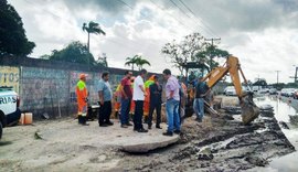 Obra de drenagem é executada em acostamento da Avenida Menino Marcelo