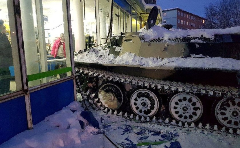Homem embriagado rouba tanque e invade mercado em cidade da Rússia