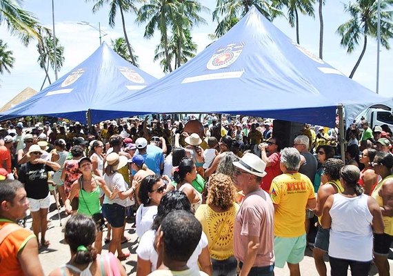 Projeto Se Liga na Praia promove festa do samba na Ponta Verde