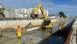 Obras de canalização do riacho avançam com colocação de placas de concreto
