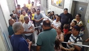 Moradores dos Flexais fazem protesto por realocação no prédio da Prefeitura de Maceió