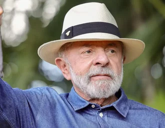 Lula vai a São Paulo para tirar excesso de pele na cabeça e tratar tendinite