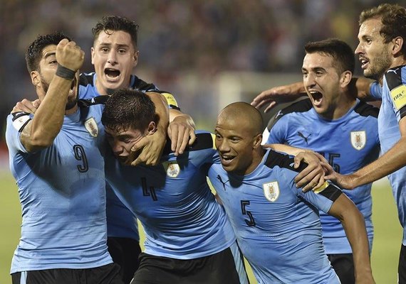 Uruguai vence o Paraguai em Assunção e se aproxima da Copa do Mundo