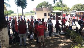 Integrantes dos movimentos sociais do campo FNL ocupam Porto de Maceió