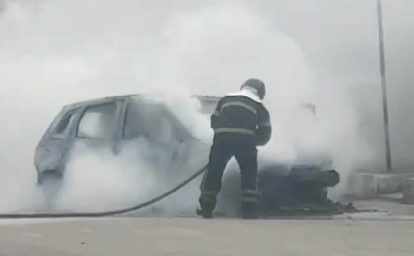 Vídeo: veículo tem perda total após pegar fogo no bairro Cruz das Almas