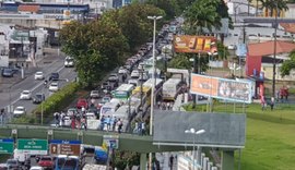 Motoristas de ônibus escolares protestam na Fernandes Lima e cobram 4 meses de atraso