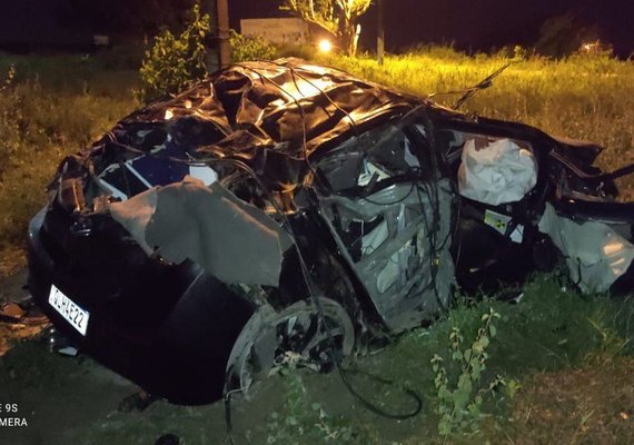 Homem é arremessado de carro em movimento após capotar e morre