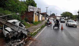 Motorista fica ferido após colidir veículo em poste na Avenida Leste Oeste em Maceió
