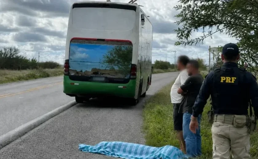 Mulher morre após ser atropelada por ônibus na BR-423, em Delmiro Gouveia