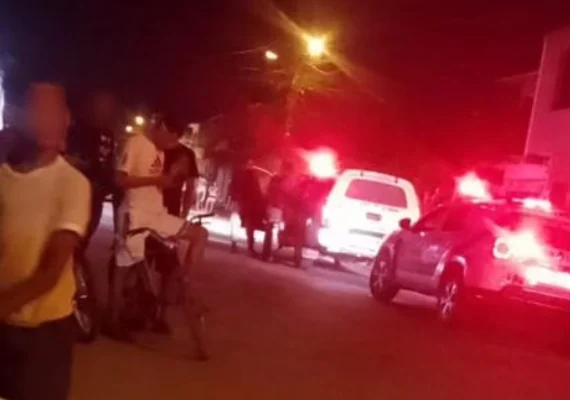 Jovem de 19 anos é morto na frente do filho por criminosos que se passaram por entregadores de delivery