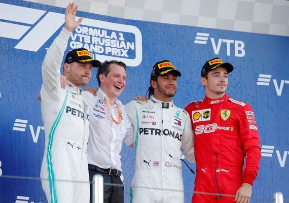 Hamilton vence na Rússia ajudado por safety car virtual