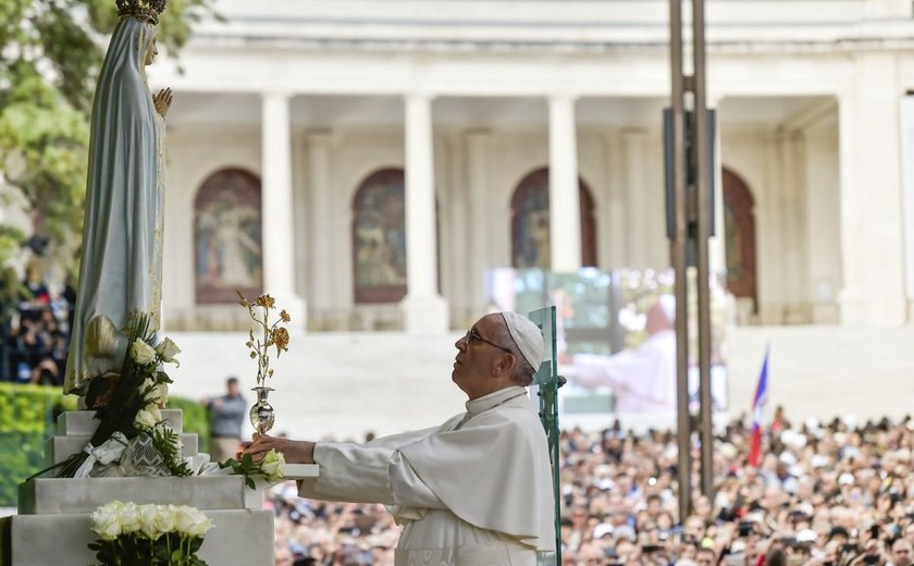 Papa Francisco percorre Fátima em papamóvel e vai a santuário
