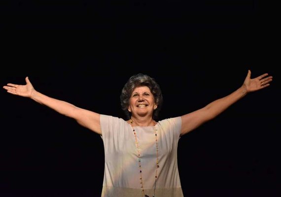 Museóloga Cármen Lúcia Dantas conduz visita guiada especial ao Teatro Deodoro