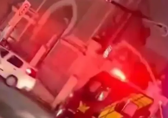 Incêndio em fiação de poste assusta pedestres na Praça dos Martírios, em Maceió