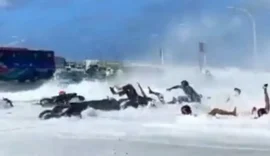 Ondas fortes arrastam carros, motos e pessoas que circulavam na orla da Ilha de Malé