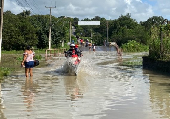 Enchentes obrigam moradores de Marechal Deodoro a deixar suas casas