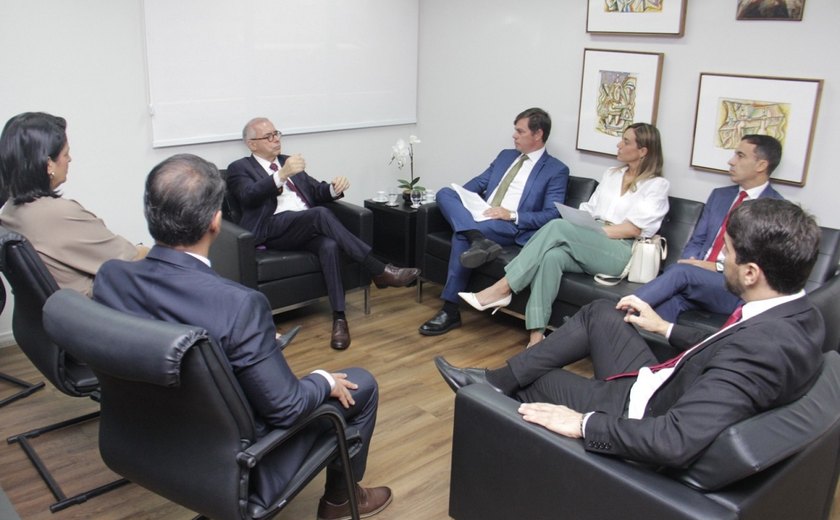 Corregedor-geral interino dialoga com representantes da OAB/AL