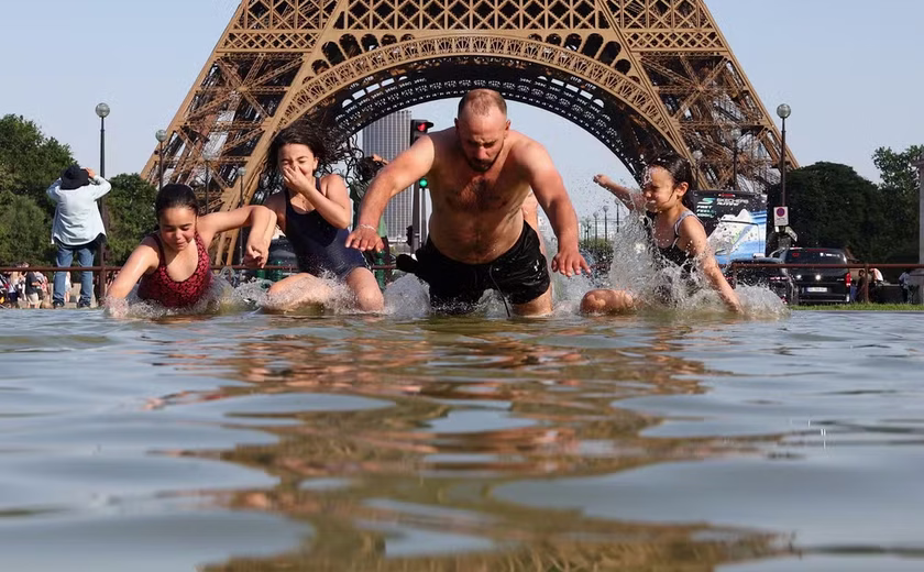Torre Eiffel é fechada por conta da onda de calor em Paris