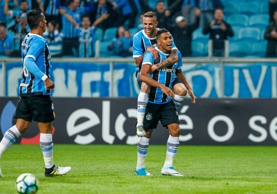 Grêmio vence Coritiba na Arena e segue na cola do Corinthians