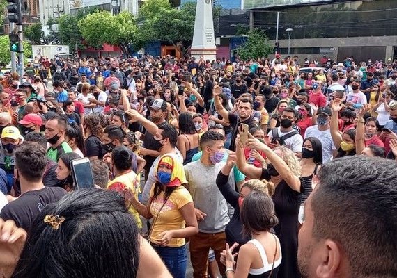 Multidão faz protesto no Centro de Manaus contra novo fechamento do comércio