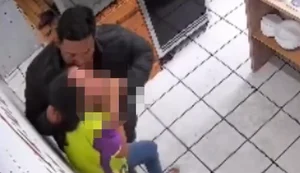 Homem flagrado agredindo mulher em local de trabalho já responde por violência doméstica em AL