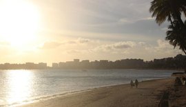 Prefeitura de Maceió retira sargaço da praia após receber intimação do IMA