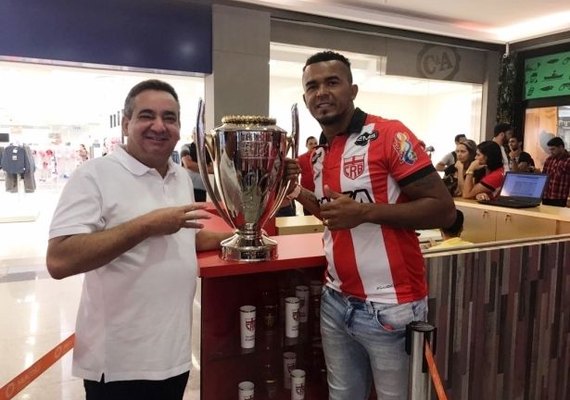 CRB reinaugura estande no Maceió Shopping e apresenta atacante Zé Carlos